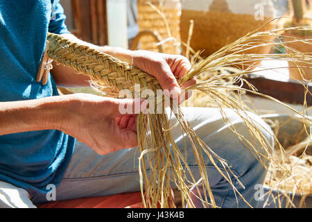 Esparto Halfah Rasen Handwerk Handwerker Hände arbeiten Stockfoto