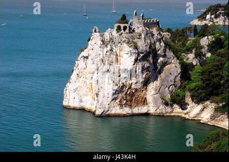 Die Reste der alten Burg von Duino bei Triest. Die ersten befestigte Kern des Schlosses Duino erhebt sich im 11. Jahrhundert auf einem Felsvorsprung über dem Meer und vor dem neuen Schloss. Ruinen sind durch einen Weg und eine Zugbrücke erreichbar. Die alte Dame Schloss knüpft an die Legende der weißen Frau. Stockfoto