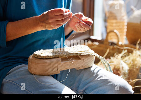 Esparto Halfah Rasen Handwerk Handwerker Hände arbeiten Stockfoto