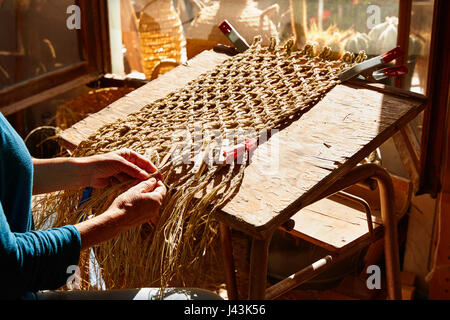 Esparto Halfah Rasen Handwerk Handwerker Hände arbeiten Stockfoto