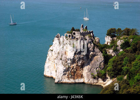 Die Reste der alten Burg von Duino bei Triest. Die ersten befestigte Kern des Schlosses Duino erhebt sich im 11. Jahrhundert auf einem Felsvorsprung über dem Meer und vor dem neuen Schloss. Ruinen sind durch einen Weg und eine Zugbrücke erreichbar. Die alte Dame Schloss knüpft an die Legende der weißen Frau. Stockfoto