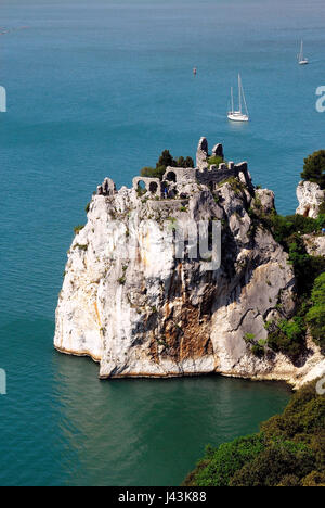 Die Reste der alten Burg von Duino bei Triest. Die ersten befestigte Kern des Schlosses Duino erhebt sich im 11. Jahrhundert auf einem Felsvorsprung über dem Meer und vor dem neuen Schloss. Ruinen sind durch einen Weg und eine Zugbrücke erreichbar. Die alte Dame Schloss knüpft an die Legende der weißen Frau. Stockfoto