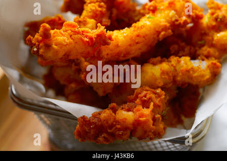 Gebratene panierte Tintenfisch und Curry-Sauce und Kalk-Rezept Stockfoto