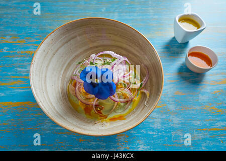 Fisch Ceviche Latin Preuvian Rezept auf Schüssel mit Stiefmütterchen Blume Stockfoto