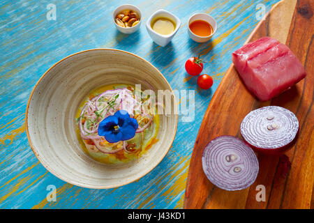 Fisch Ceviche Latin Preuvian Rezept auf Schüssel mit Stiefmütterchen Blume Stockfoto