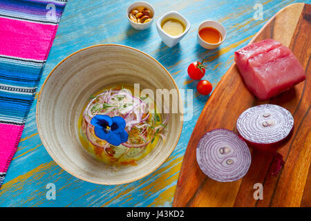 Fisch Ceviche Latin Preuvian Rezept auf Schüssel mit Stiefmütterchen Blume Stockfoto