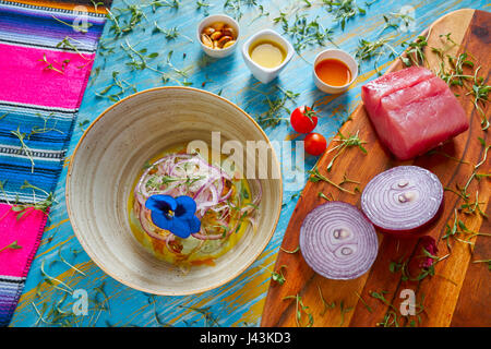 Fisch Ceviche Latin Preuvian Rezept auf Schüssel mit Stiefmütterchen Blume Stockfoto