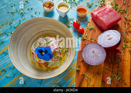 Fisch Ceviche Latin Preuvian Rezept auf Schüssel mit Stiefmütterchen Blume Stockfoto