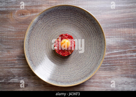 Steak Tartar rohes Fleisch Rezept mit Ei Eigelb moderne Küche Stockfoto