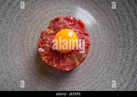 Steak Tartar rohes Fleisch Rezept mit Ei Eigelb moderne Küche Stockfoto
