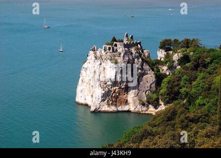 Die Reste der alten Burg von Duino bei Triest. Die ersten befestigte Kern des Schlosses Duino erhebt sich im 11. Jahrhundert auf einem Felsvorsprung über dem Meer und vor dem neuen Schloss. Ruinen sind durch einen Weg und eine Zugbrücke erreichbar. Die alte Dame Schloss knüpft an die Legende der weißen Frau. Stockfoto