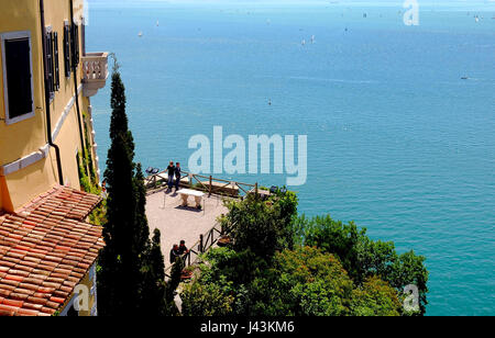 Die Burg von Duino, in der Nähe von Triest. Eine Terrasse mit Blick aufs Meer. Stockfoto