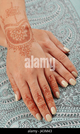 Frau Hand mit Henna Mehendi auf indische Schal Pashmina closeup Stockfoto