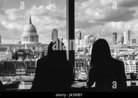 Silhouette von zwei Menschen, die einen Wein mit Blick auf St. Pauls Cathedral und die Skyline von London Stockfoto