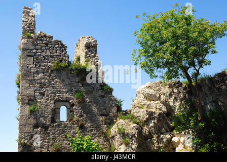 Die Reste der alten Burg von Duino bei Triest. Die ersten befestigte Kern des Schlosses Duino erhebt sich im 11. Jahrhundert auf einem Felsvorsprung über dem Meer und vor dem neuen Schloss. Ruinen sind durch einen Weg und eine Zugbrücke erreichbar. Die alte Dame Schloss knüpft an die Legende der weißen Frau. Stockfoto