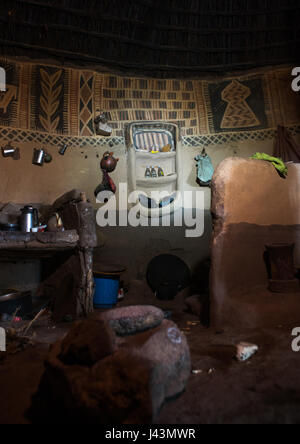 In einem traditionellen Haus mit verzierten und bemalten Wänden, Kembata, Alaba Kuito, Äthiopien Stockfoto