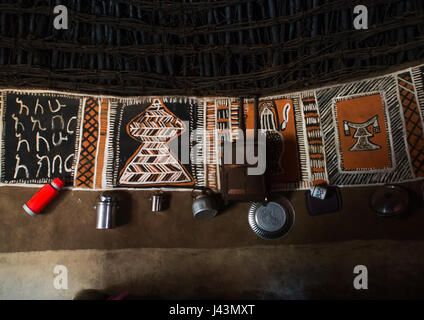 In einem traditionellen Haus mit verzierten und bemalten Wänden, Kembata, Alaba Kuito, Äthiopien Stockfoto