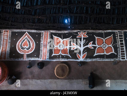 In einem traditionellen Haus mit verzierten und bemalten Wänden, Kembata, Alaba Kuito, Äthiopien Stockfoto