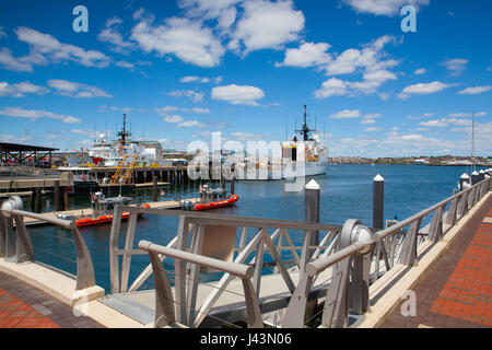 Boston, Massachusetts, USA - 7. Juli 2016: United States Coast Guard Schiffe angedockt im Hafen von Boston Stockfoto