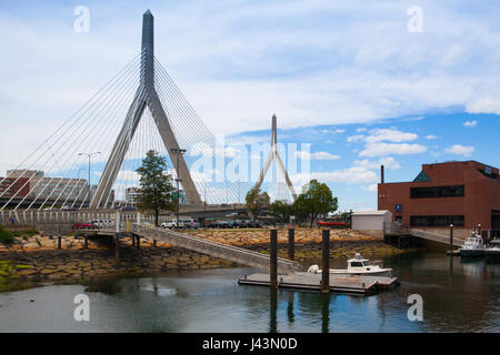 Boston, Massachusetts, USA - Juli 2,2016: Zakim Bunker Hill Memorial Bridge in Boston.It ist ein Ersatz für die Charlestown High Bridge, eine ältere t Stockfoto
