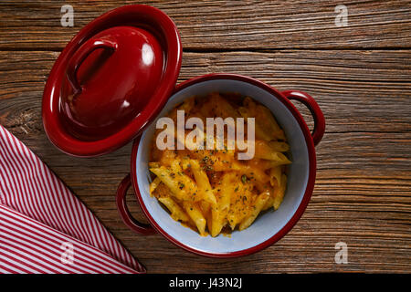 Makkaroni und Käse italienischer Pasta-Rezept auf Holztisch Stockfoto