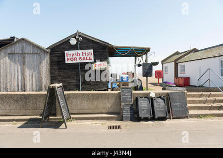 Fishermens Hütten verkaufen frischen Fisch am Strand von Aldeburgh Suffolk UK Stockfoto