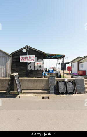 Fishermens Hütten verkaufen frischen Fisch am Strand von Aldeburgh Suffolk UK Stockfoto