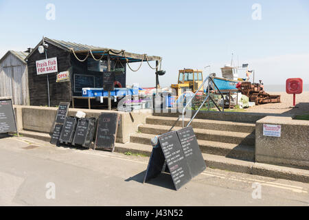 Fishermens Hütten verkaufen frischen Fisch am Strand von Aldeburgh Suffolk UK Stockfoto