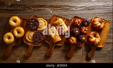 Gebäck in einer Zeile Croissant Muffin Cookie Bagel und neapolitanische Bäckerei Stockfoto