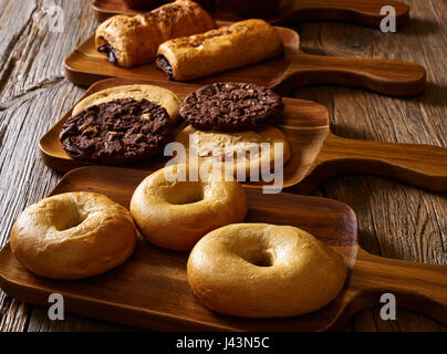 Gebäck in einer Zeile Croissant Muffin Cookie Bagel und neapolitanische Bäckerei Stockfoto