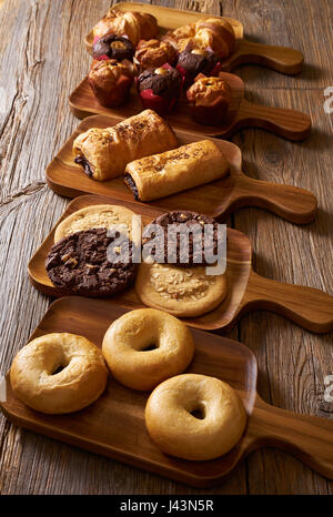 Gebäck in einer Zeile Croissant Muffin Cookie Bagel und neapolitanische Bäckerei Stockfoto