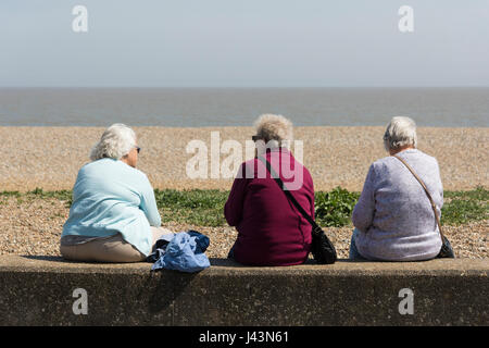 Leute sitzen am Strand Essen Fish &amp; Chips in Aldeburgh Suffolk UK Stockfoto