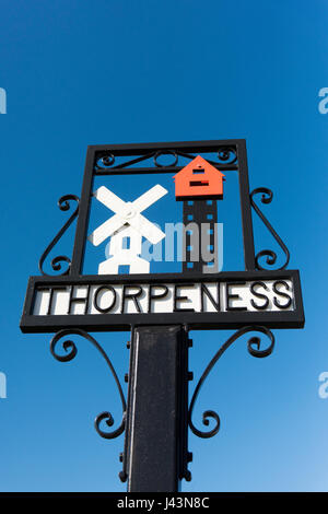 Das Dorf Schild am Thorpeness Suffolk UK Stockfoto