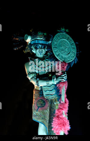 Mann verkleidet als Mayan Krieger in Licht und Ton show Performance auf See Itza in der Region Peten Becken im Norden Guatemalas Stockfoto