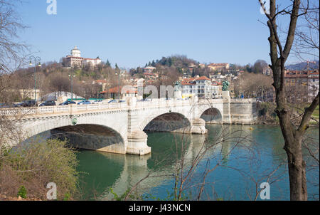 Turin - die Brücke Umberto I und die Halterung der Kapuziner. Stockfoto