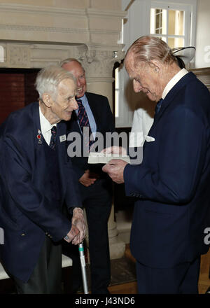 Der Duke of Edinburgh liest einen Brief schrieb er an ehemaligen Marine-Kommandant, Keith Evans nach der Bekanntgabe der Verlobung mit Königin Elizabeth II. bei einem Besuch in Pangbourne College in Berkshire anlässlich der Hundertjahrfeier der Schule. Stockfoto