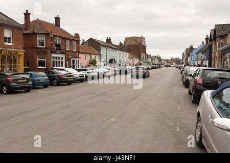 Aldeburgh High Street mit Autos geparkt auf der Straße, ein Suffolk Küstenstadt UK Stockfoto