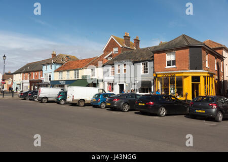 Aldeburgh High Street mit Autos geparkt auf der Straße, ein Suffolk Küstenstadt UK Stockfoto