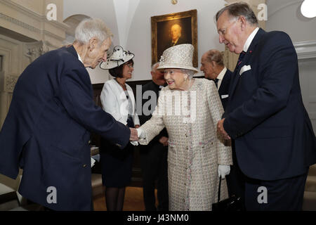 Königin Elizabeth II trifft ehemalige Marinekommandant Keith Evans während eines Besuchs in Pangbourne College in Berkshire, sein hundertjähriges Bestehen feiern. Stockfoto