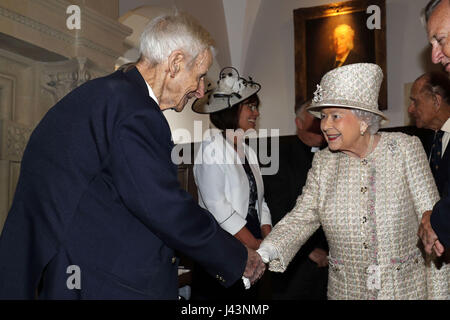 Königin Elizabeth II trifft ehemalige Marinekommandant Keith Evans während eines Besuchs in Pangbourne College in Berkshire, sein hundertjähriges Bestehen feiern. Stockfoto