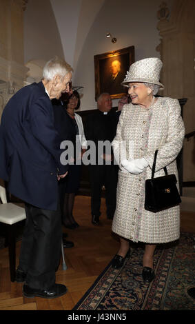 Königin Elizabeth II trifft ehemalige Marinekommandant Keith Evans während eines Besuchs in Pangbourne College in Berkshire, sein hundertjähriges Bestehen feiern. Stockfoto