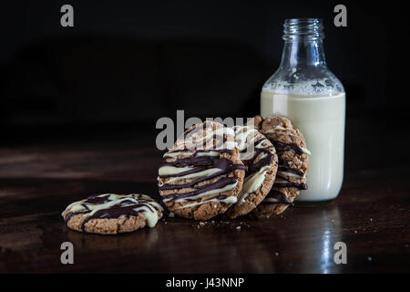 Altmodische Milch und Kekse Stockfoto