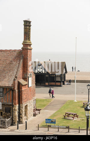 Die Moot Hall und Strandpromenade promenade in Aldeburgh Suffolk UK Stockfoto