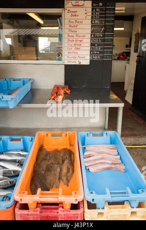 Frischer Fisch zum Verkauf an ein Fishermans Hütte oder Schuppen oder Fisch Shop am Strand von Aldeburgh Suffolk UK Stockfoto