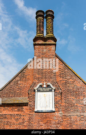 Die Seitenwand, Schornstein und Sonnenuhr an der historischen alten Moot Hall in Aldeburgh Suffolk UK Stockfoto