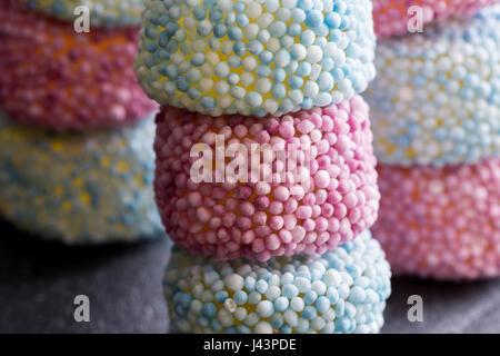 Gummy Candy bestreuen auf dunklem Stein beschichtet Stockfoto