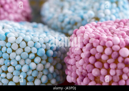 Gummy Candy bestreuen auf dunklem Stein beschichtet Stockfoto