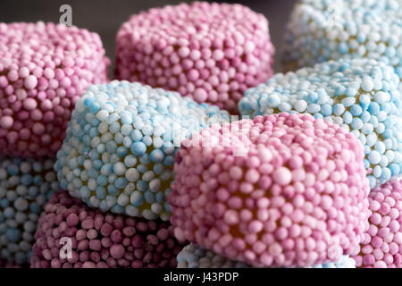 Gummy Candy bestreuen auf dunklem Stein beschichtet Stockfoto