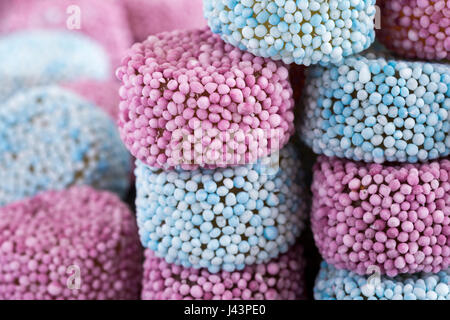 Gummy Candy bestreuen auf dunklem Stein beschichtet Stockfoto