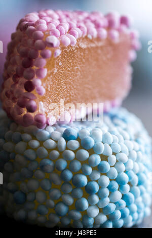 Gummy Candy bestreuen auf dunklem Stein beschichtet Stockfoto